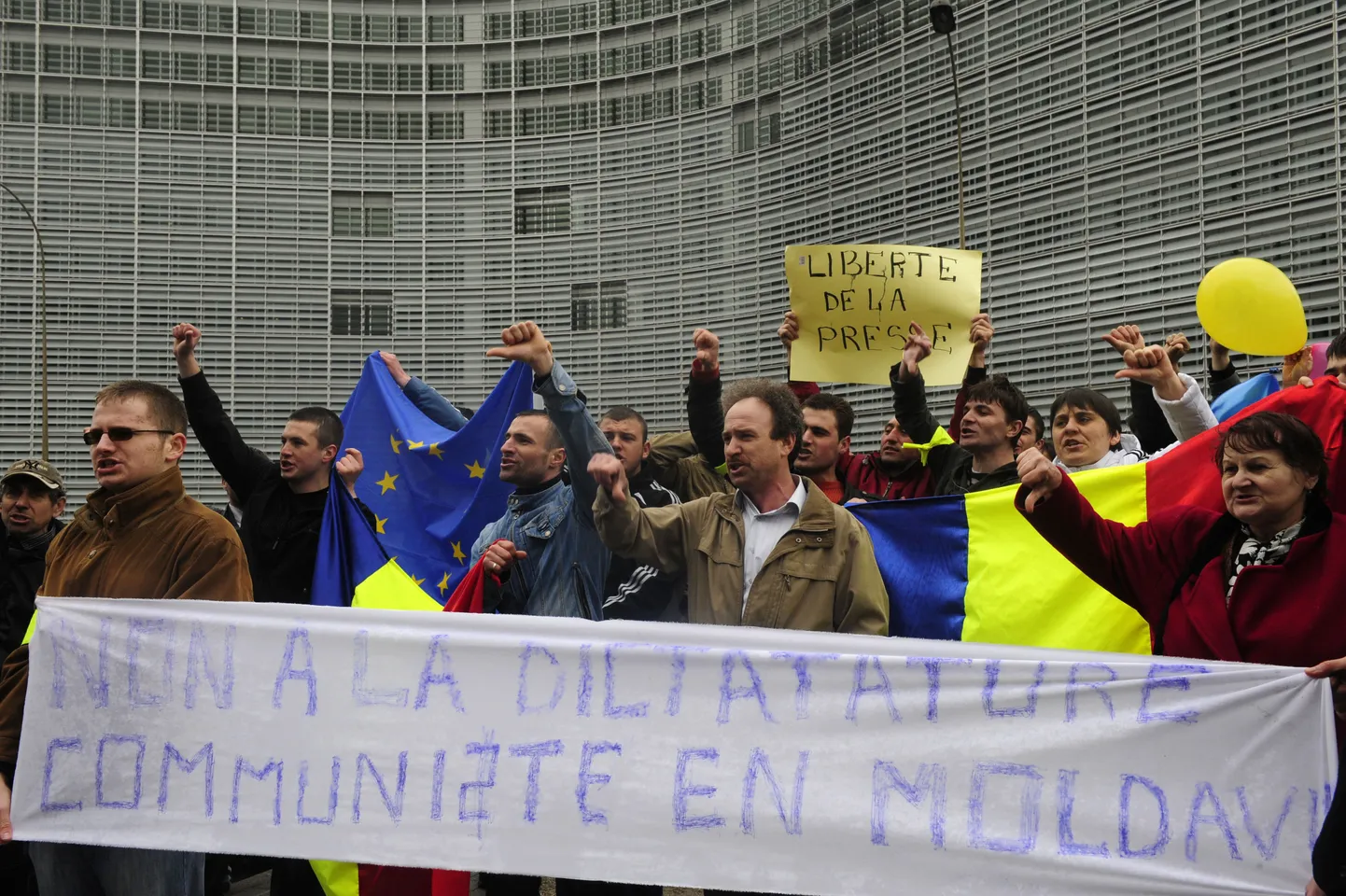 Euroopa Komisjoni juures Brüsselis avaldati samuti Moldova opositsiooni toetuseks meelt.