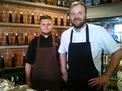 Шеф-повар ресторана Antonius Таави Адамсон (справа) с помощником.