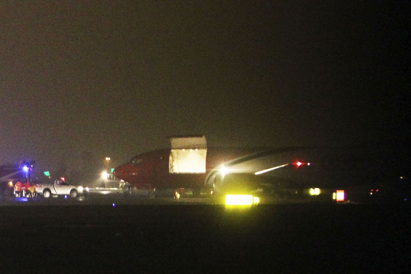 Itaalia tuletõrjeauto TNT kaubalennuki juures Bologna lennuväljal eile õhtul.