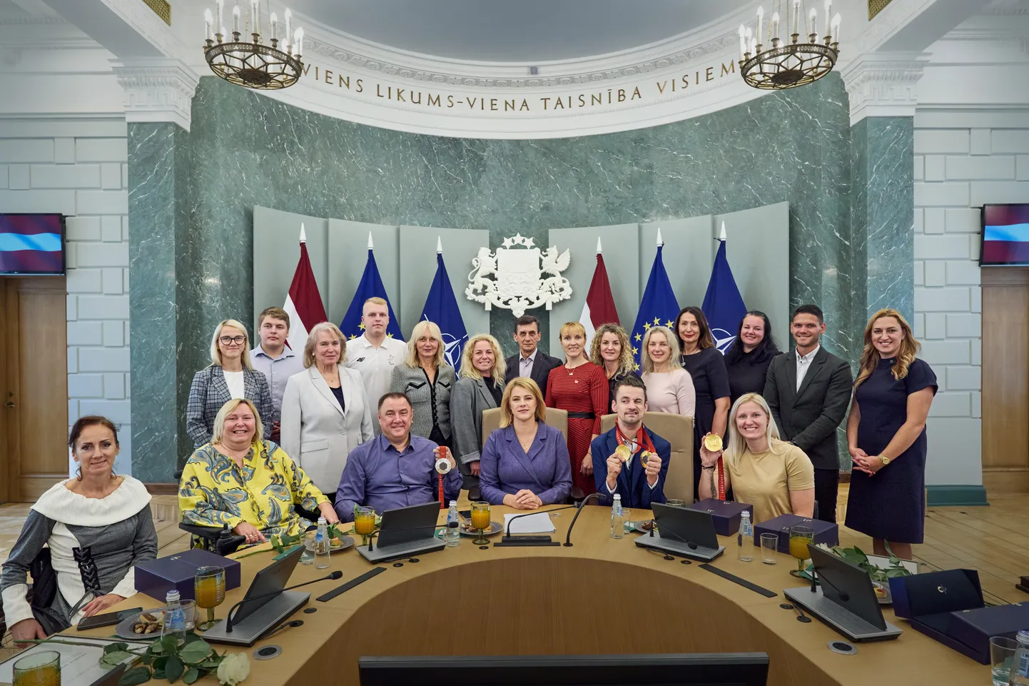Ministru prezidente Evika Siliņa godina Latvijas paraolimpiešus.