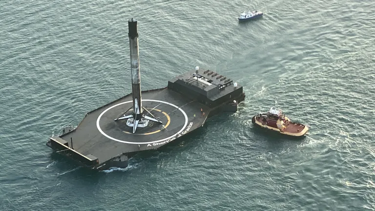 Falcon 9 kanderakett varem, pärast õnnestunud maandumist.