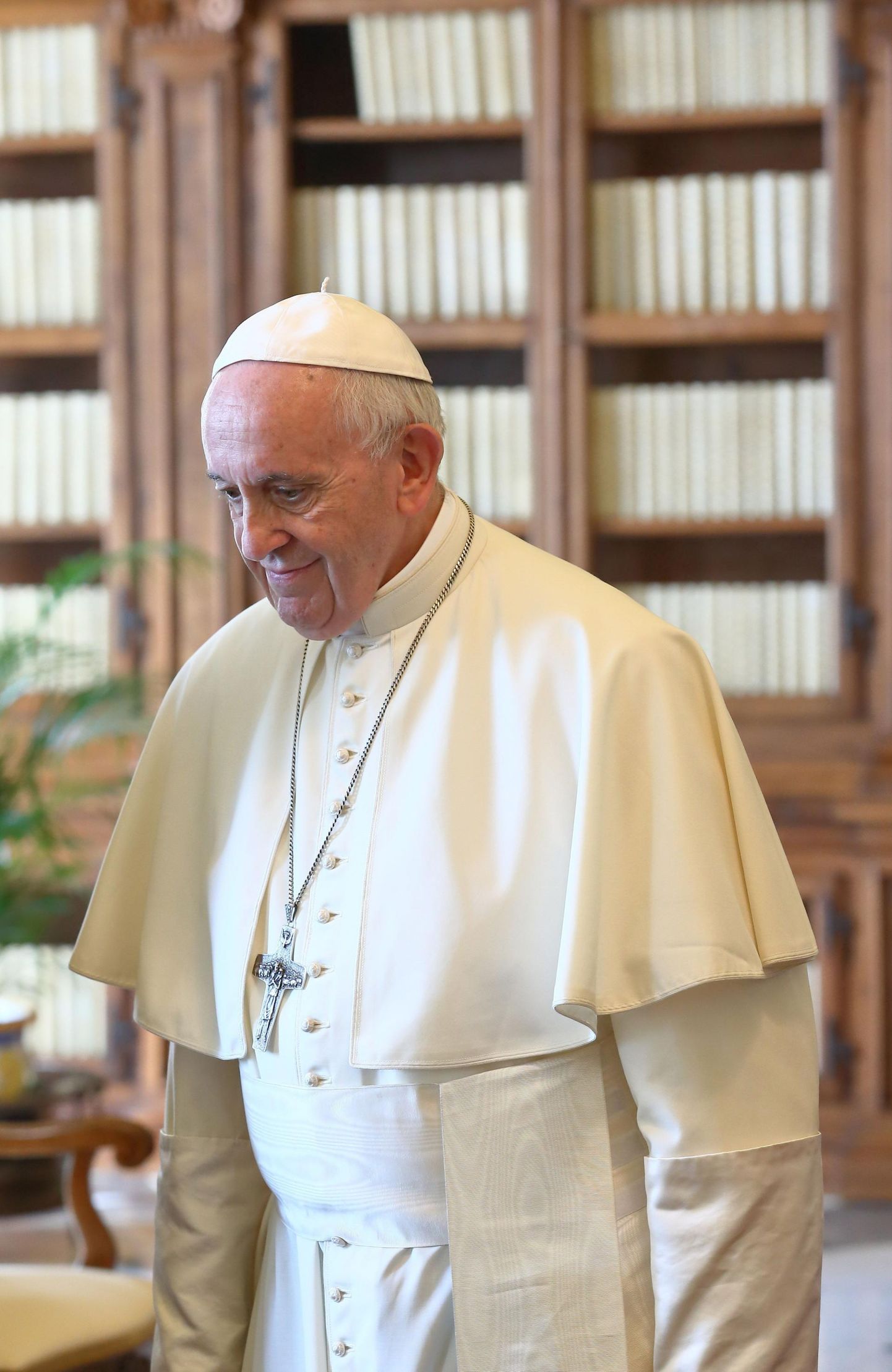 Paavst Franciscus peab lahendama kümnenditega paisunud skandaali, mille põhjustajatest suur osa on tema eakaaslased.