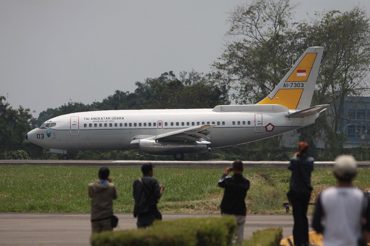 На фото самолет индонезийских ВВС, принимающий участие в поисковой операции.