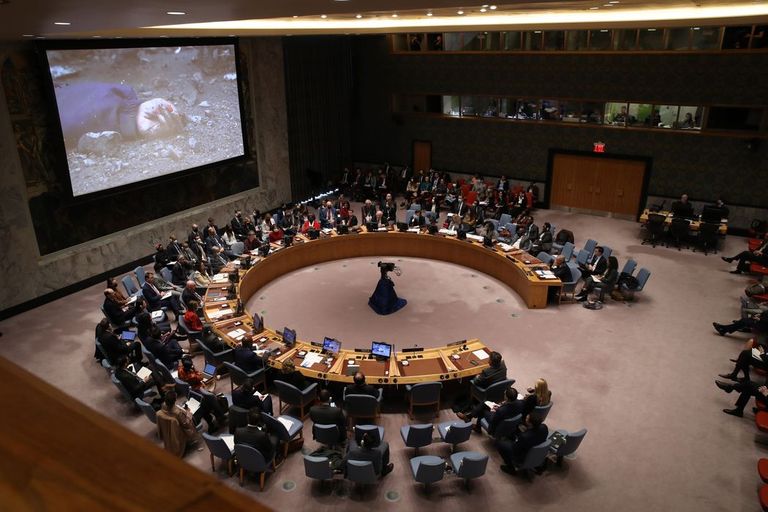 Собранные в Буче фотосвидетельства военных преступлений демонстрируются на заседании СБ ООН. 5 апреля 2022 года.
