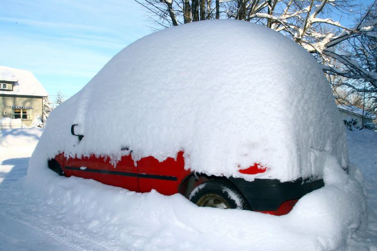 Lumega kaetud auto