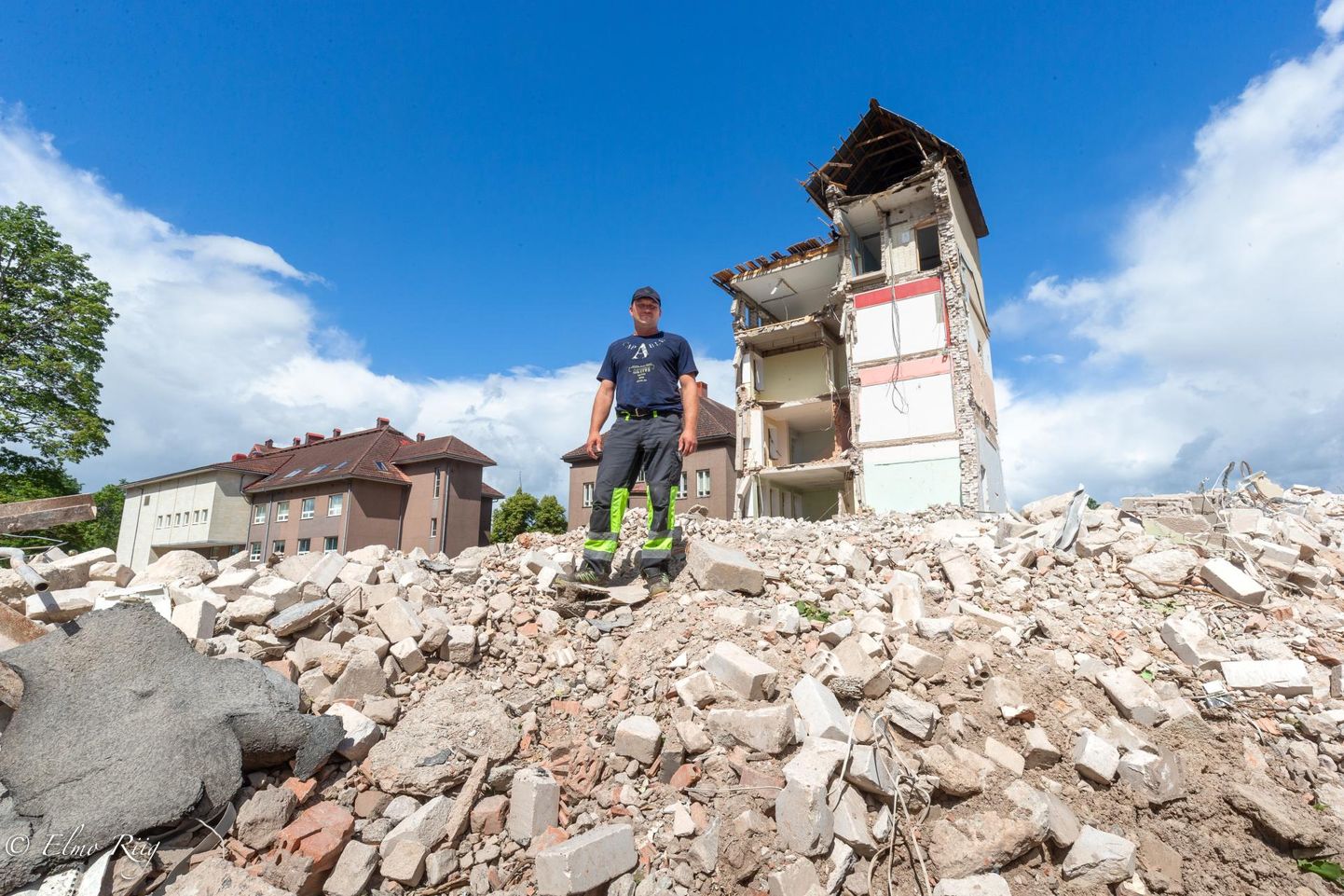 Viljandi Vabaduse platsil on viimastel nädalatel ametite maja lammutanud Dmitri Zahhartšuk, kelle jaoks on nii suure maja lõhkumine esimene kord.