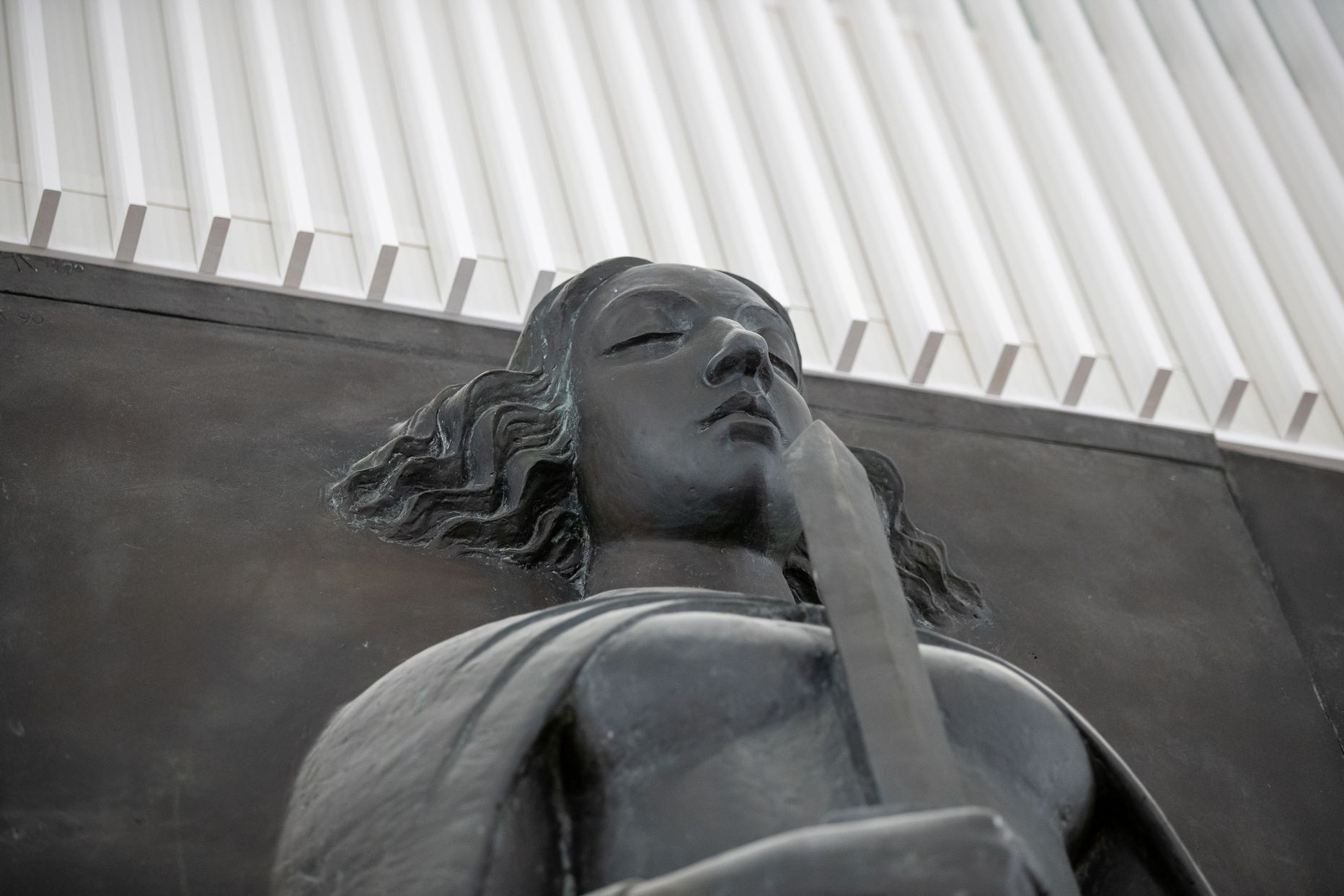 Система правовой помощи все еще хромает, нет хороших решений, чтобы ее спасти. На снимке скульптура здания суда Харьюского уездного суда «Юстиция» работы Айме Куульбуш-Мёльдер.