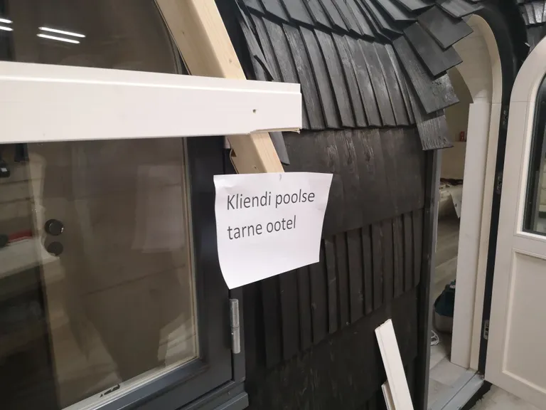 Ilmekas silt Iglucrafti puitmajatehases.