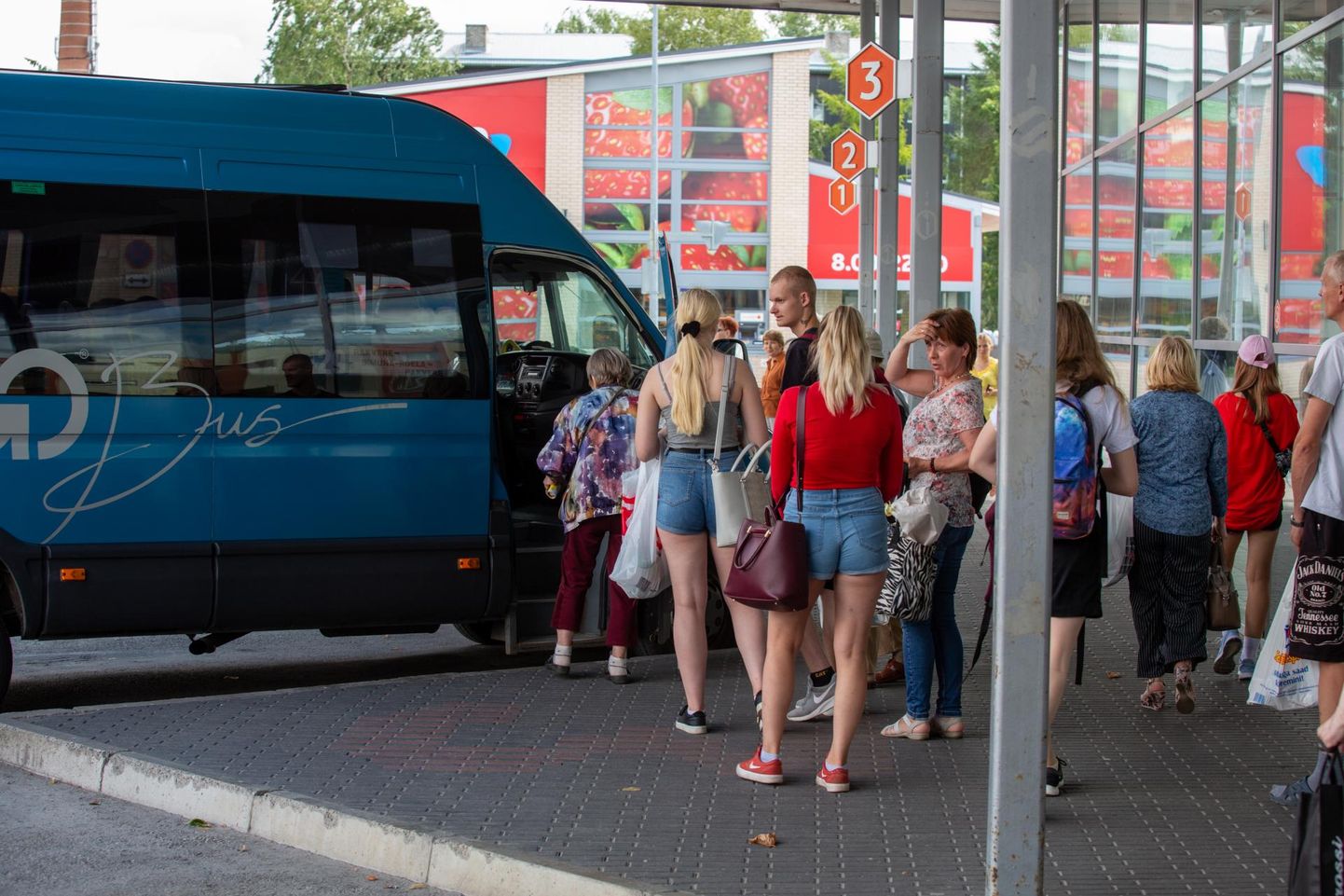 Haljalas ei ole mõnedele bussidele minejaid sugugi vähem, kui pildil Rakvere bussijaamas.