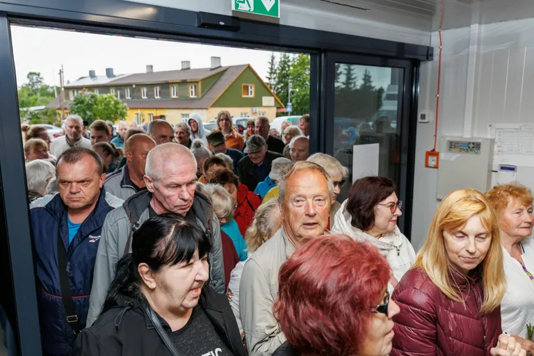 Pärast pidulikku tseremooniat avanesid kaupluse uksed külastajatele ning inimesed suundusid kohe sisseoste tegema.