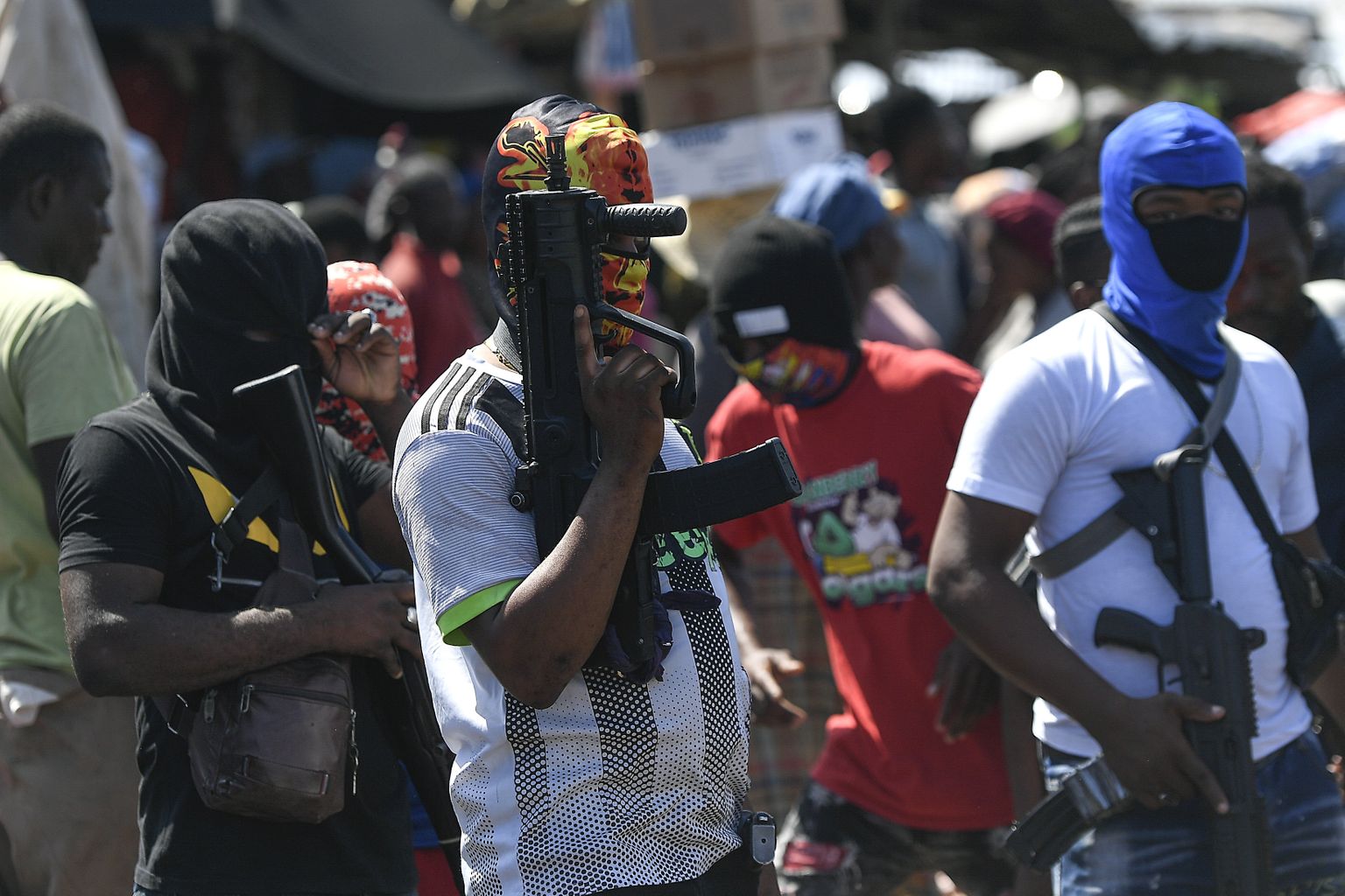 Jõuguliikmed relvadega Haitis Port-au-Prince linnas 2021. aastal.