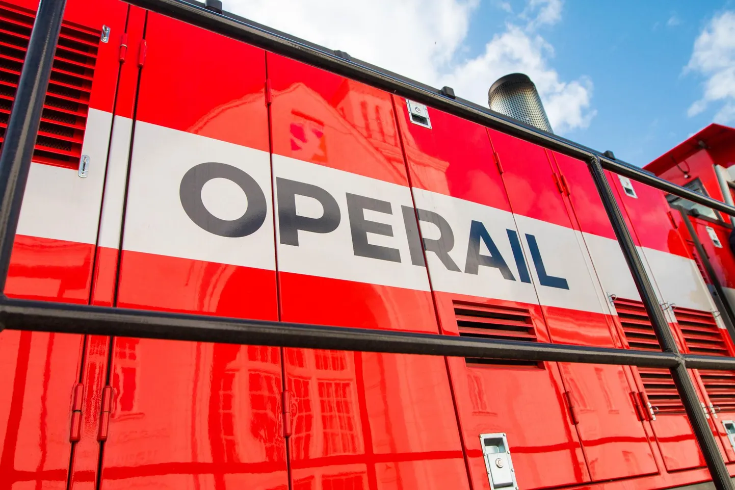 Operaili logoga kaubarong.