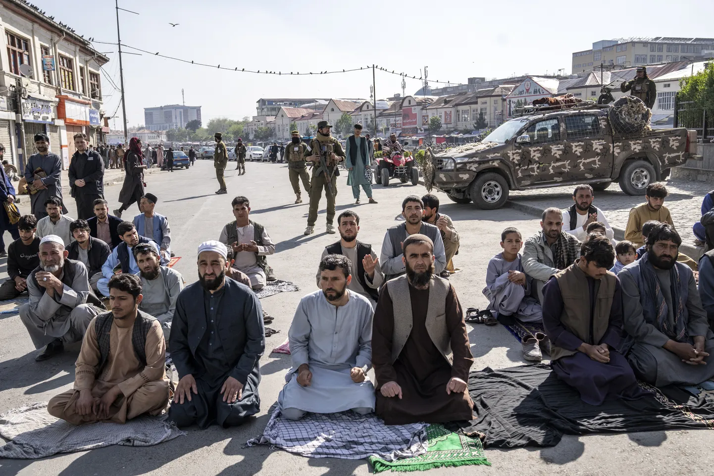 Talibani võitlejad Kabulis usupühade ajal korda tagamas.