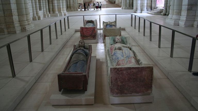 Надгробия Плантагенетов в аббатстве Фонтевро. На переднем плане Ричард Львиное Сердце и его жена Изабелла Ангулемская. На втором плане - Генрих и его жена Алиенора Аквитанская