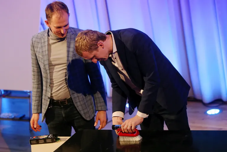 Andres Juur näitab Aigar Vaigule, kuidas vibraatorit kasutada, kui soovid näiteks iseliikuvat harja saada. Seda võib ka lapsele õpetada ja seletada, et just sellepärast emme-issi öökapi sahtlis niisugune silinder leidubki.