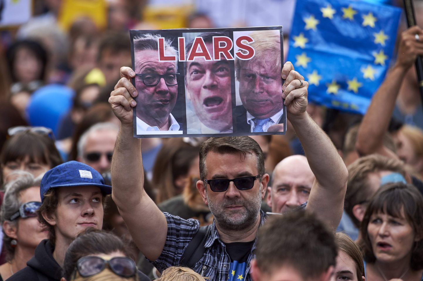 Brexiti-vastane meeleavaldaja plakatiga, millel kuulutatakse, et Michael Gove, Nigel Farage ja Boris Johnson on valetajad.