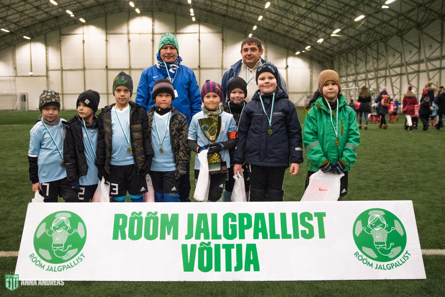 Jalgpalliklubi FC Valga U8 meeskonna aitasid võidule peatreener Sergei Ivanov (vasakul) ja abitreener Sergei Vdovichenko.