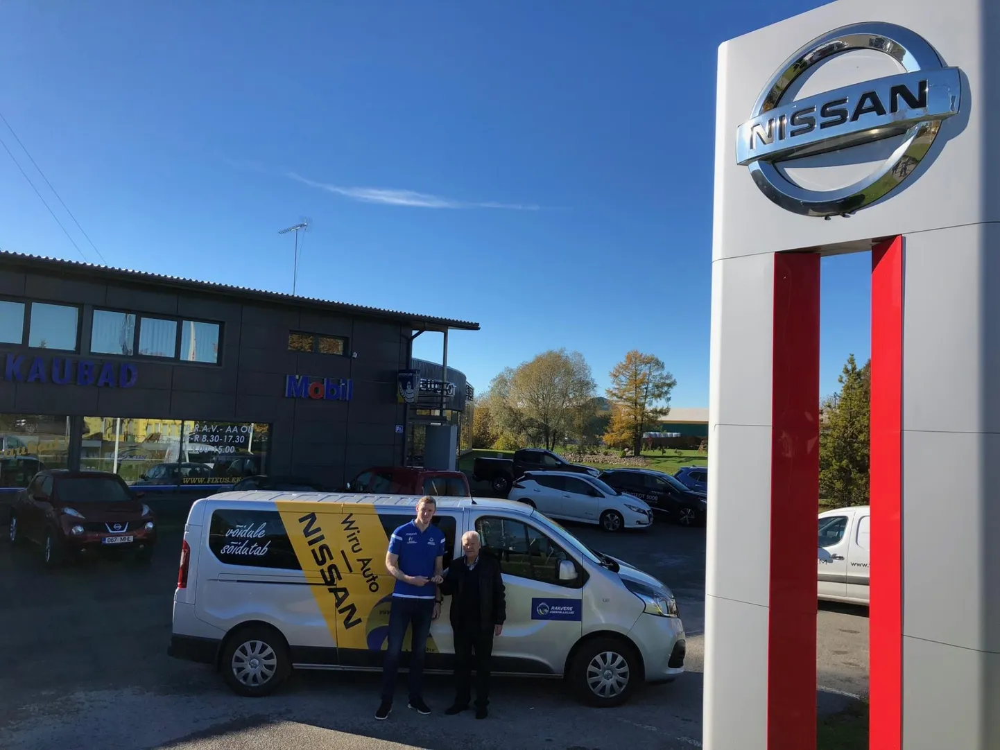 Wiru Auto juhataja Tõnu Paju annab rakverlasest pallurile Reimo Rannarile üle uue bussi võtmed.