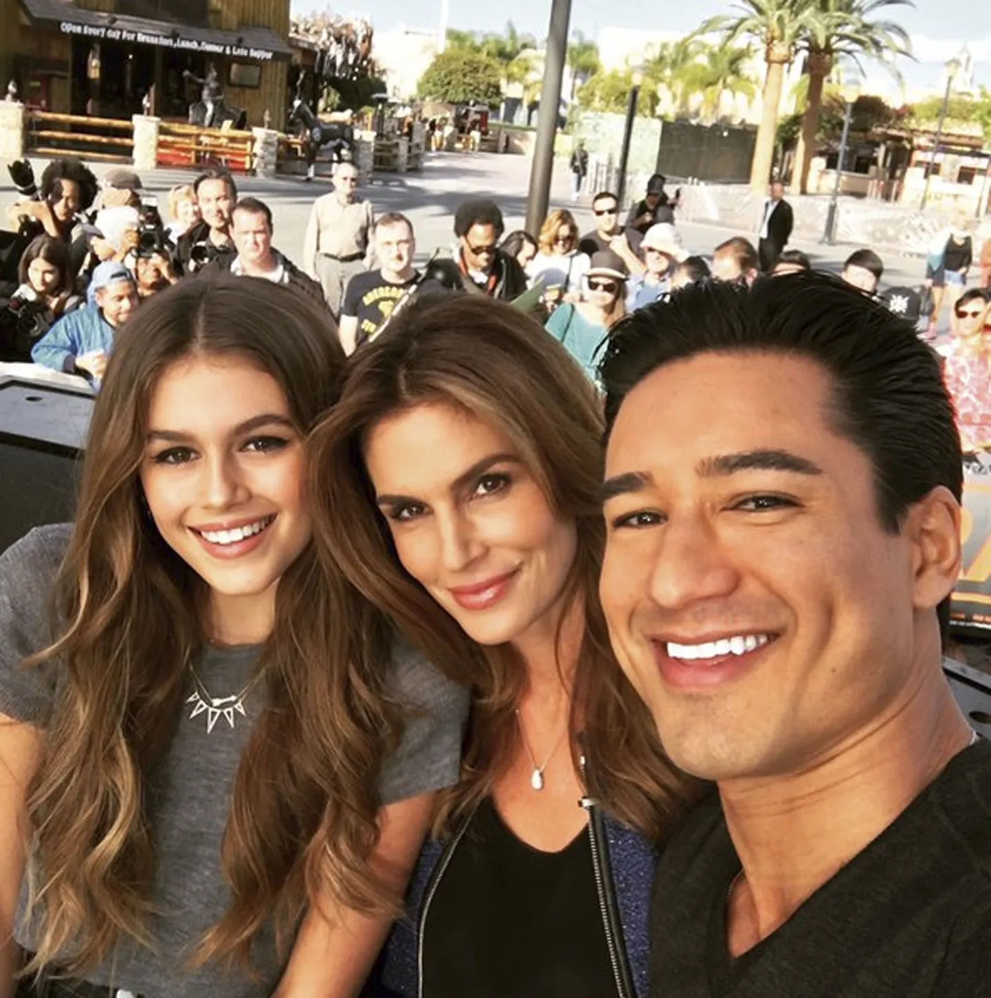 Modell Cindy Crawford (keskel) ja tema tütar Kaia Gerber (vasakul) on välimuselt väga sarnased.
