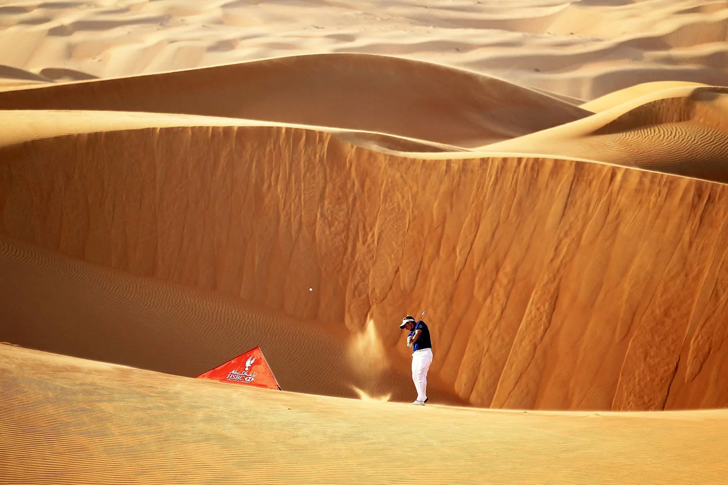 Luke Donald Abu dhabi lähistel golfi mängimas.