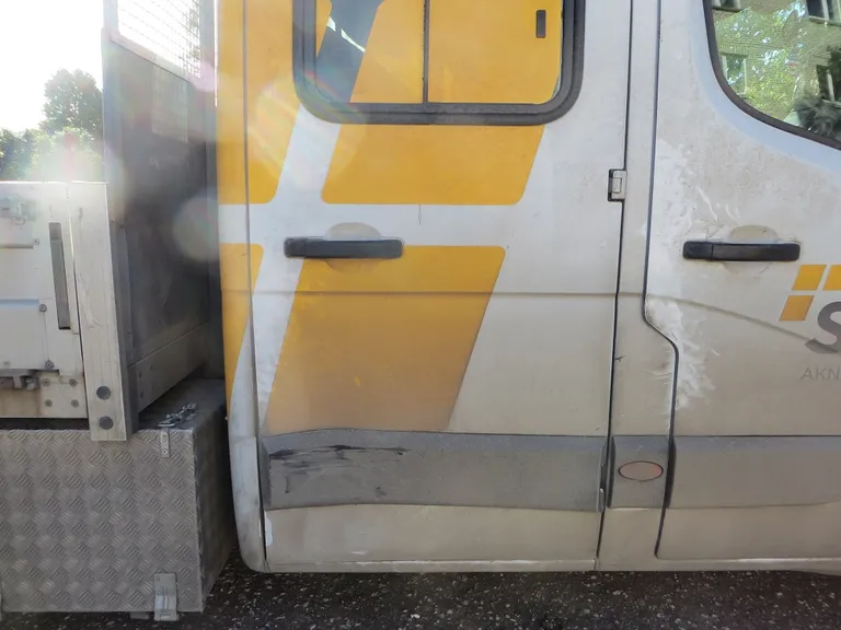 Otsa on sõidetud Renault Masteri kaubaautole.