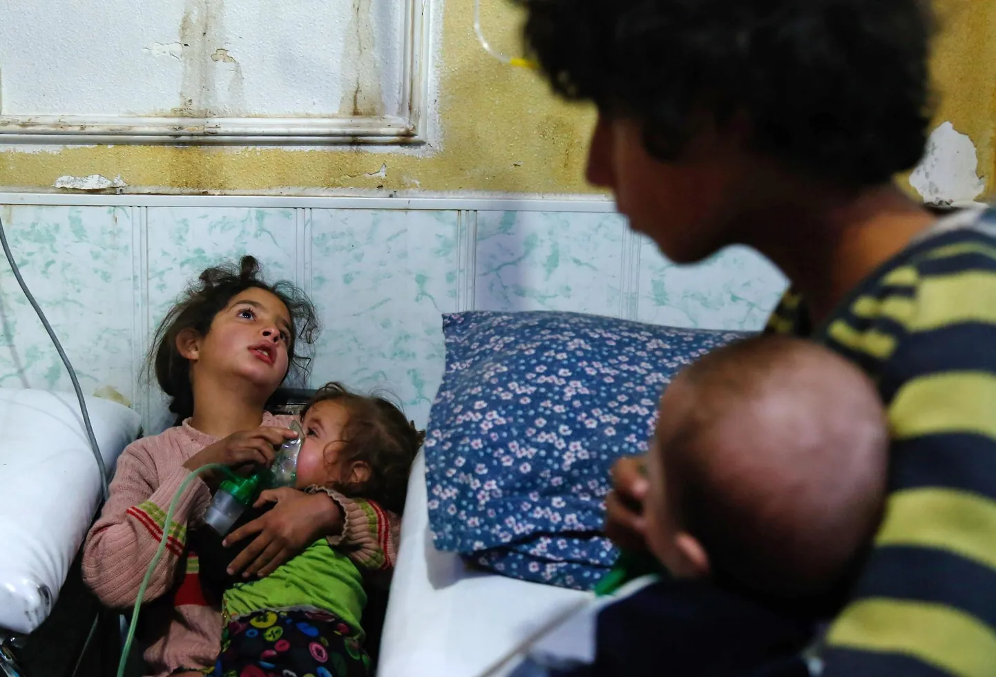 Süüria tüdruk hoiab hapnikumaski imiku näol Douma linna haiglas pärast keemiarünnakut 2018. aasta jaanuaris.