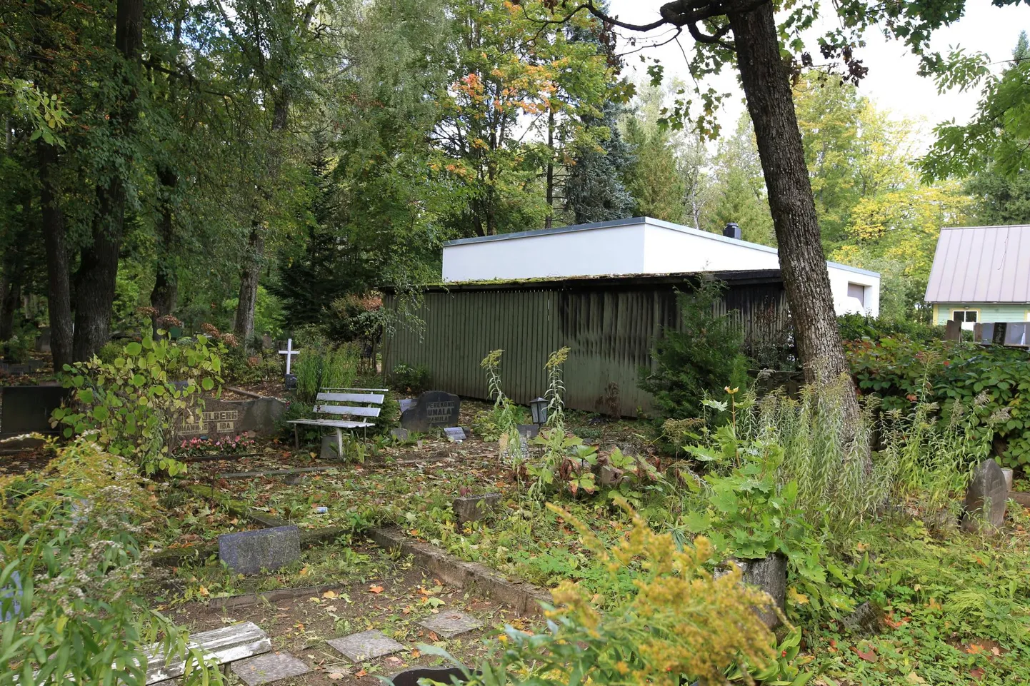 Pauluse kalmistul on kevadest saadik olnud kolm tulekahju. Nüüd paigaldatakse sinna valvekaamerad.