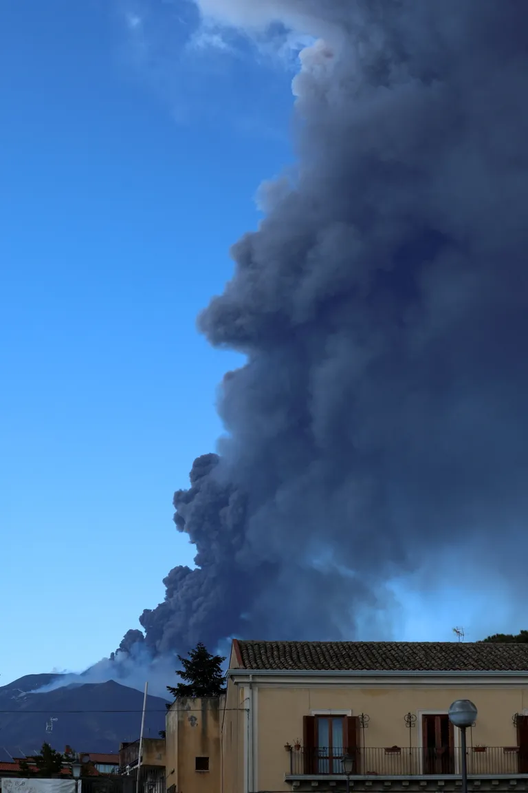 Itaalia Sitsiilia saarel asuv Etna vulkaan, mis on Euroopa kõige kõrgem ja aktiivsem, hakkas taas purskama, saates tuha- ja suitsupilve 12 kilomeetri kõrgusele
