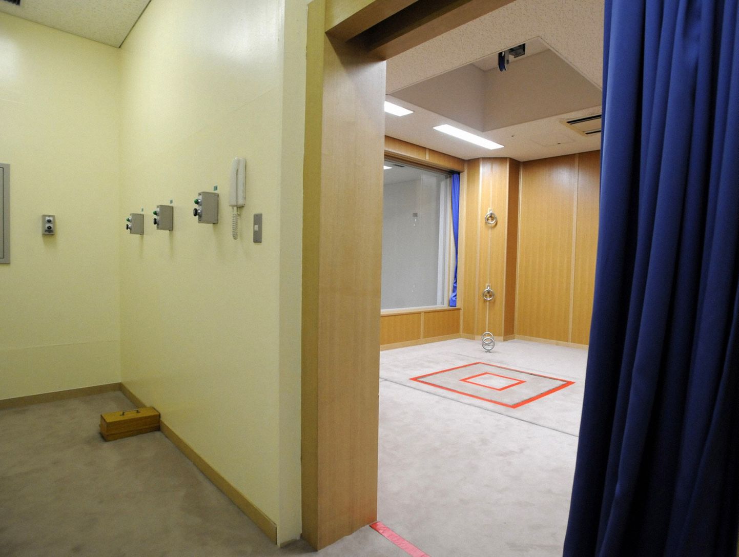 Hukkamisruum Tokyo keskvanglas (paremal). Selle kõrval on ruum, kus ametnikud vajutavad vajalikke nuppe.