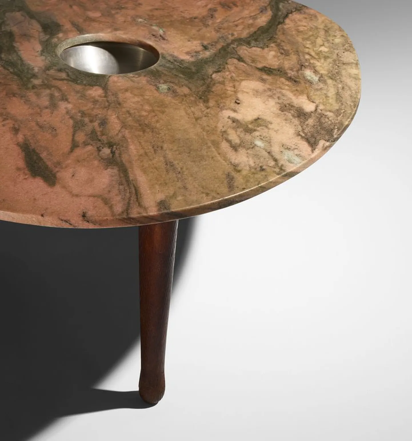 Isamu Noguchi loodud marmorlaud.