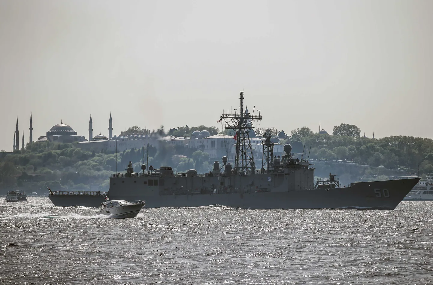 Aprilli lõpus Mustale merele saadetud USA sõjalaev USS Taylor Bosporusel.