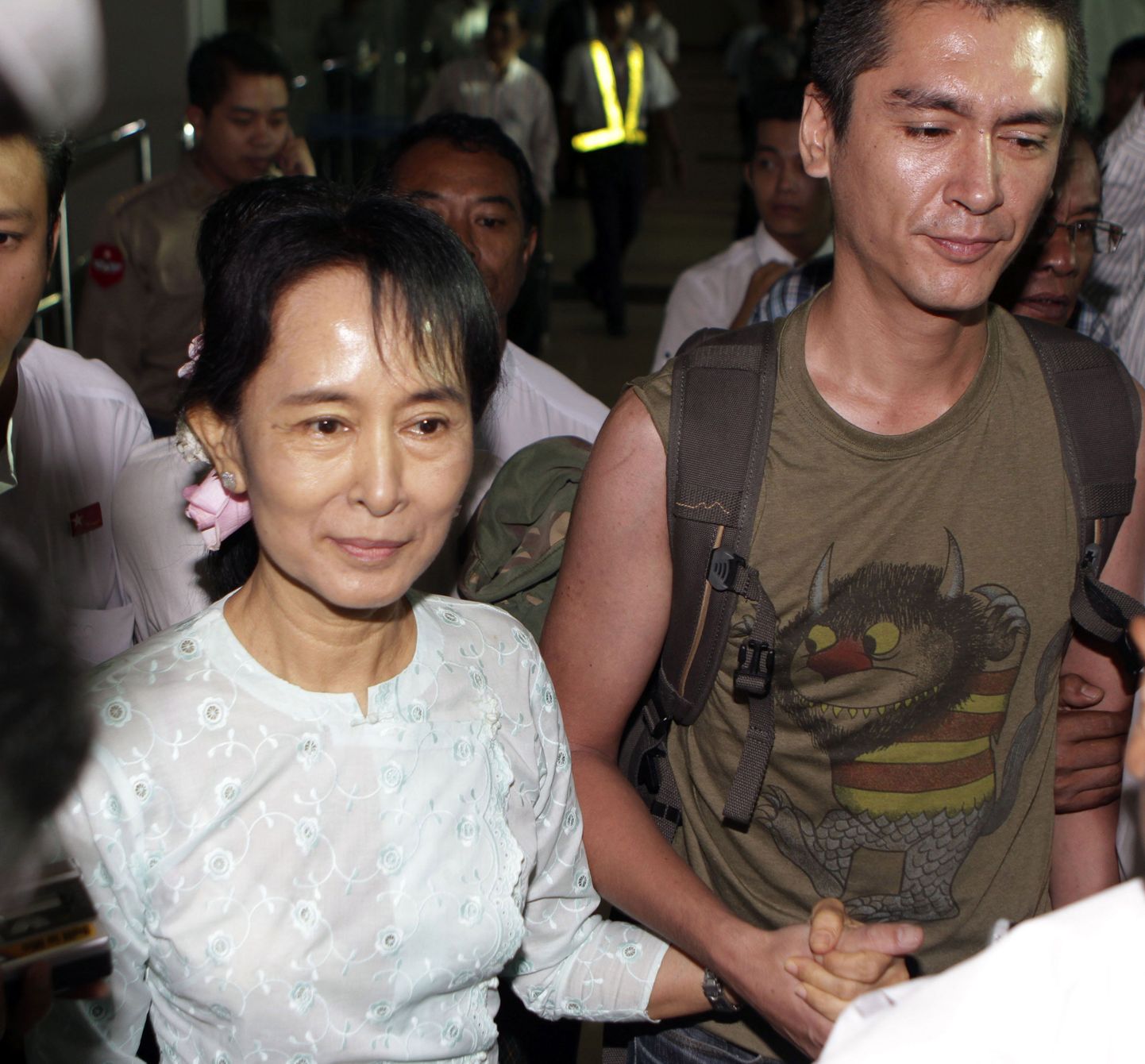 Aung San Suu Kyi koos oma noorema pojaga Kim Arisega Yangoni rahvusvahelisel lennuväljal täna.