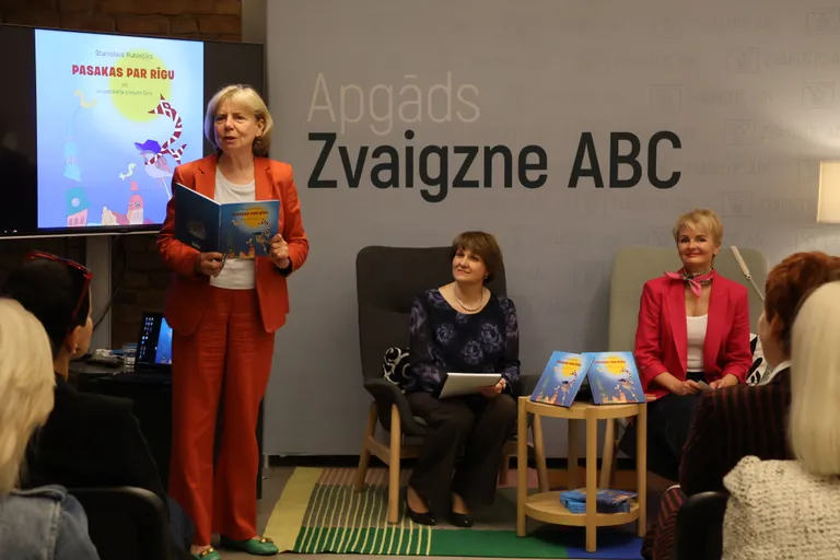 Grāmatas atvēršanas svētkos klātesošos uzrunā apgāda "Zvaigzne ABC" direktore Vija Kilbloka.