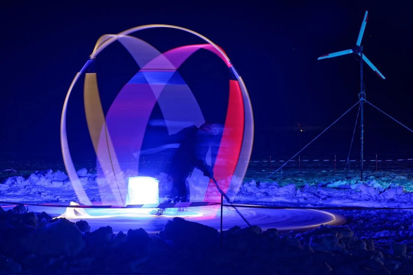 Kultuuripealinn Oulu2026. Janne Käpylehdo jääkarussell-valgusteos elektroonilise muusika festivalil Frozen People, mis toimub merejääl.