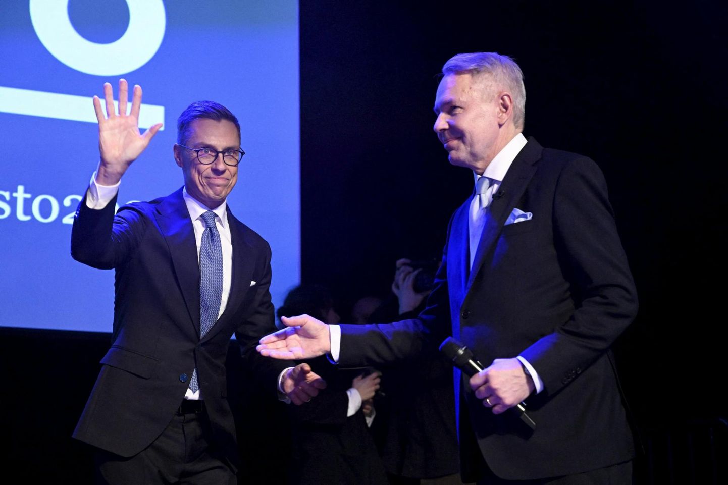 Soome presidendiks valitud Alexander Stubb (vasakul) lööb patsi kaotajaks jäänud konkurendi Pekka Haavistoga.