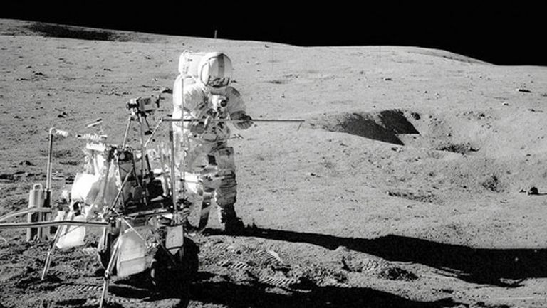 Apollo 14 misijas astronauts Alans Šepards uz Mēness 