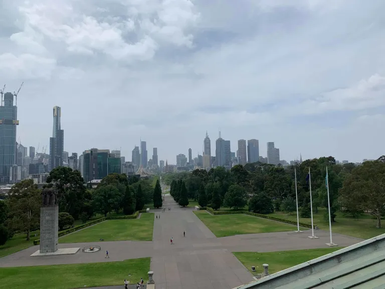 Kolmapäeva hommikulgi võis Melbourne'is märgata väheseid suitsupilvi.