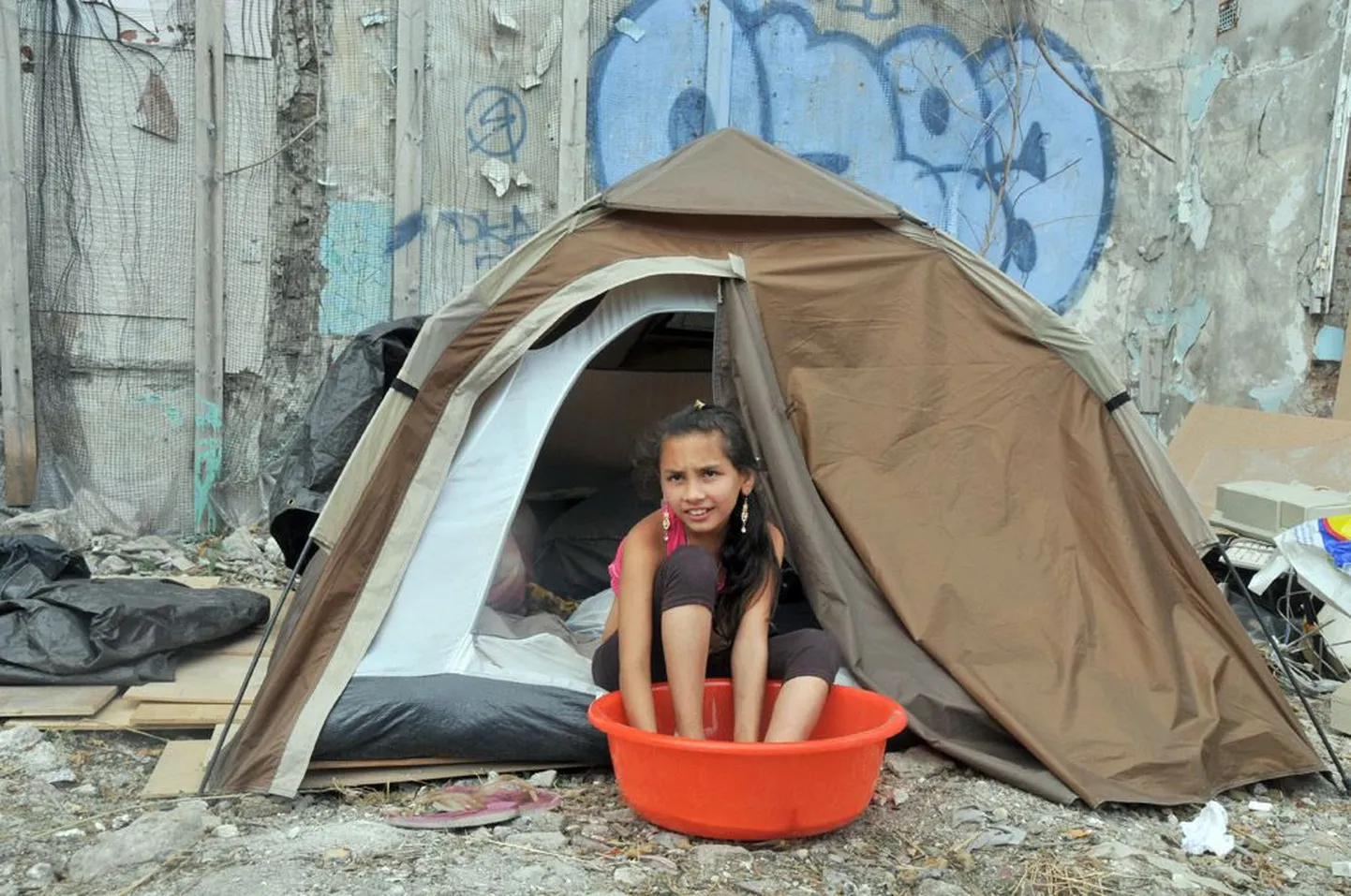 Девочка-цыганка в палаточном лагере во Франции. Фото иллюстративное.