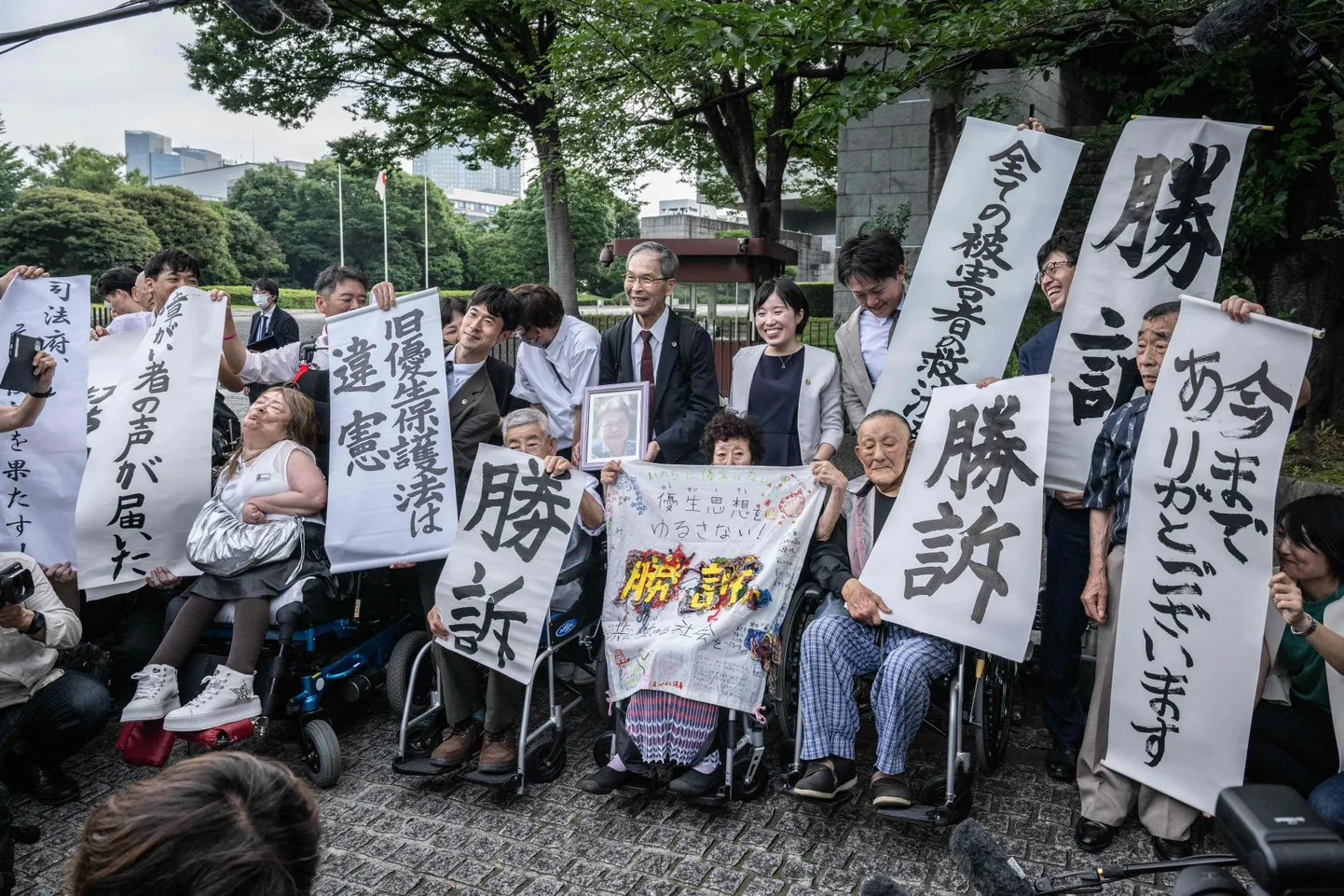 Jaapani eugeenikaseaduse ohvrid tähistamas ülemkohtu otsust Tokyos.