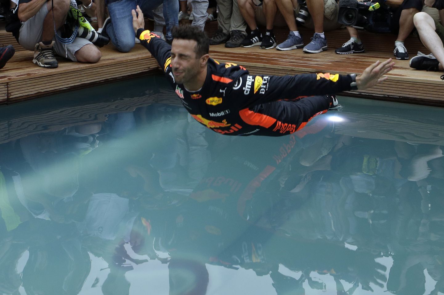 Daniel Ricciardo Monaco GP võitu tähistamas.