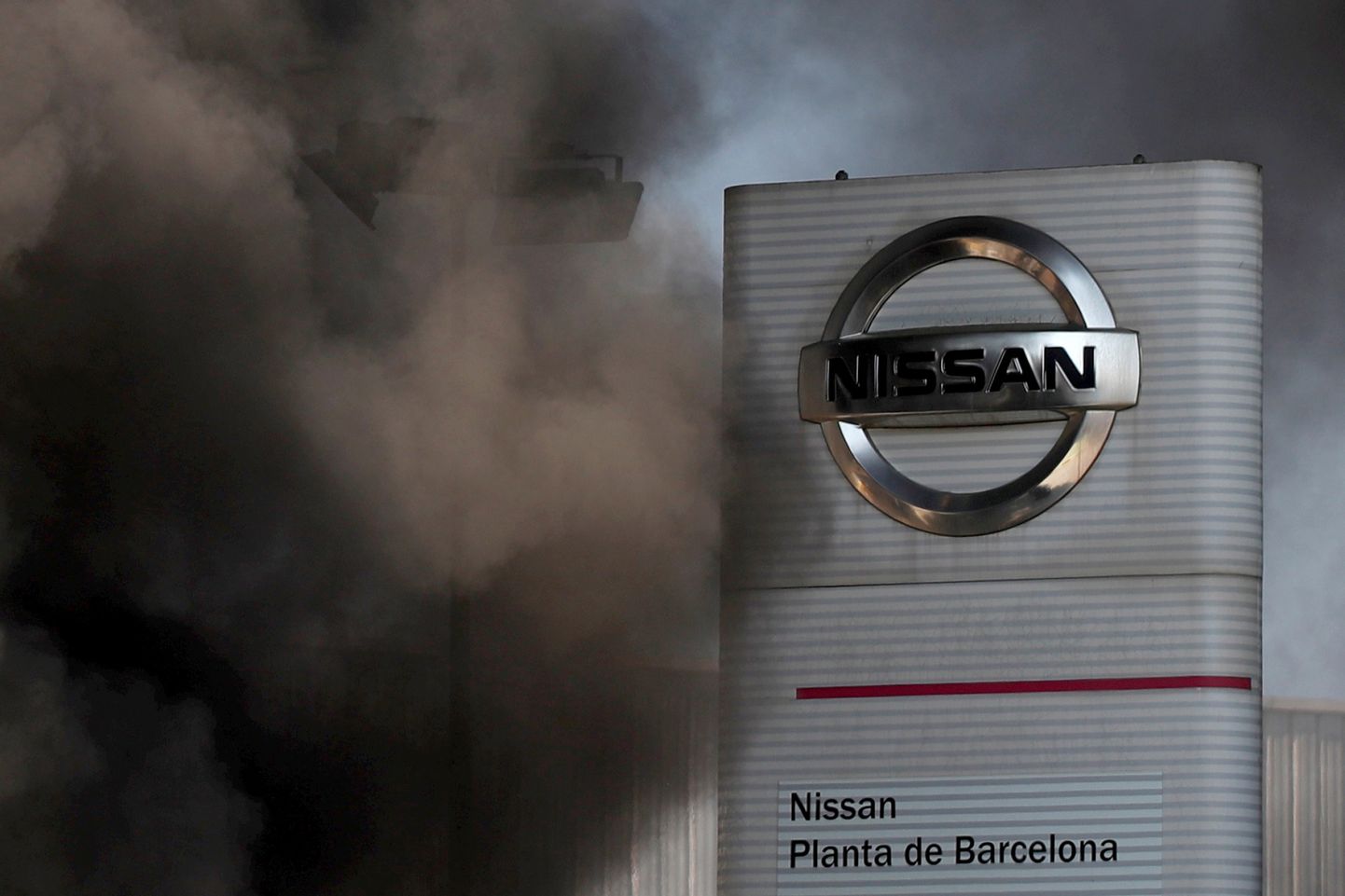 Spāņi protestē pret Nissan rūpnīcas slēgšanu Barselonā