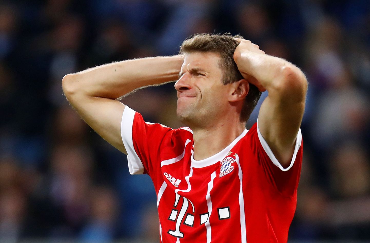 Müncheni Bayerni edurivimees Thomas Müller hoiab kahe käega peast kinni.