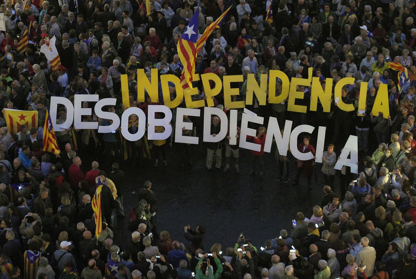 «Iseseisvus» ja «allumatus» ütlesid loosungid sel nädalal korra juba referendumi korraldajate kaitseks meeleavalduse korraldanud katalaanide käes.