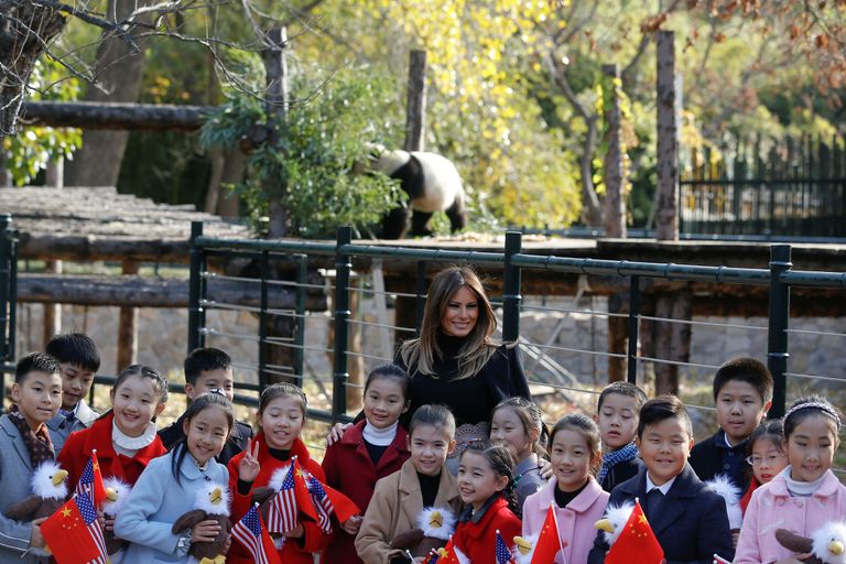 USA esileedi Melania Trump külastas Hiinas Pekingi loomaaeda ja kohtus kuulsa bambuskaru Gu Guga