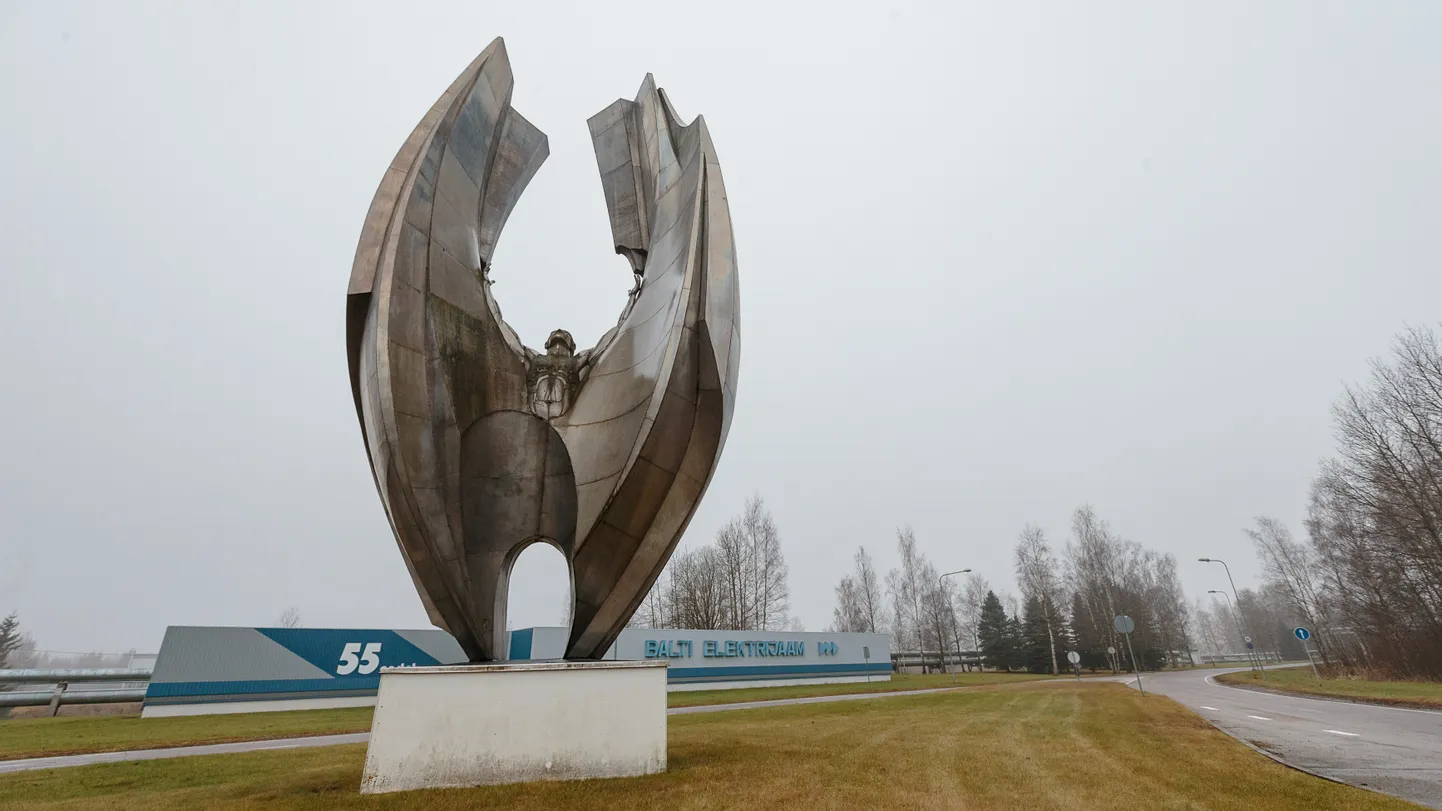 Старый советский монумент у Балтийской электростанции, что на промышленной окраине Нарвы, вдруг стал символом взлетающих в небо энерготарифов. Возможность и впредь производить в Эстонии электро- и теплоэнергию из сланца все сильнее теряется в туманной перспективе.