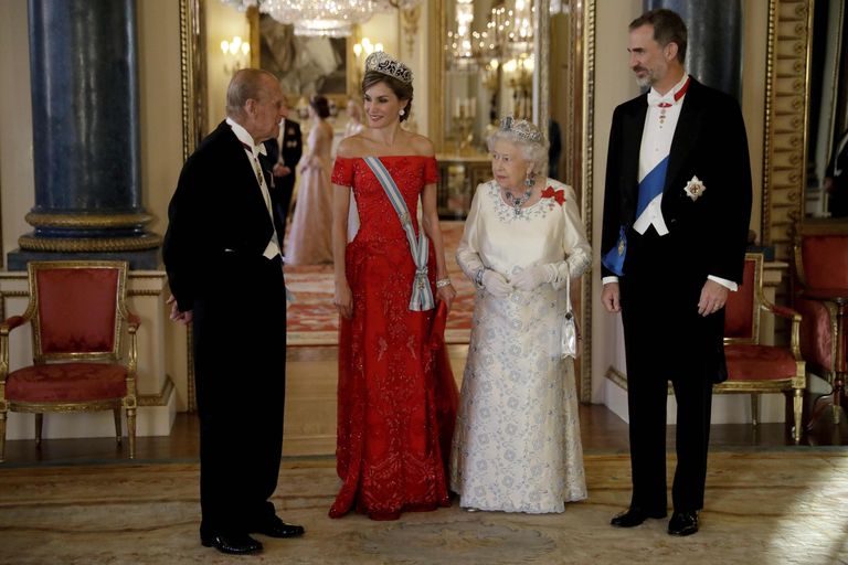 Vasakult paremale: prints Philip, Hispaania kuninganna Letizia, kuninganna Elizabeth II ja Hispaania kuningas Felipe. Nende taga on näha Buckinghami palee Valget tuba
