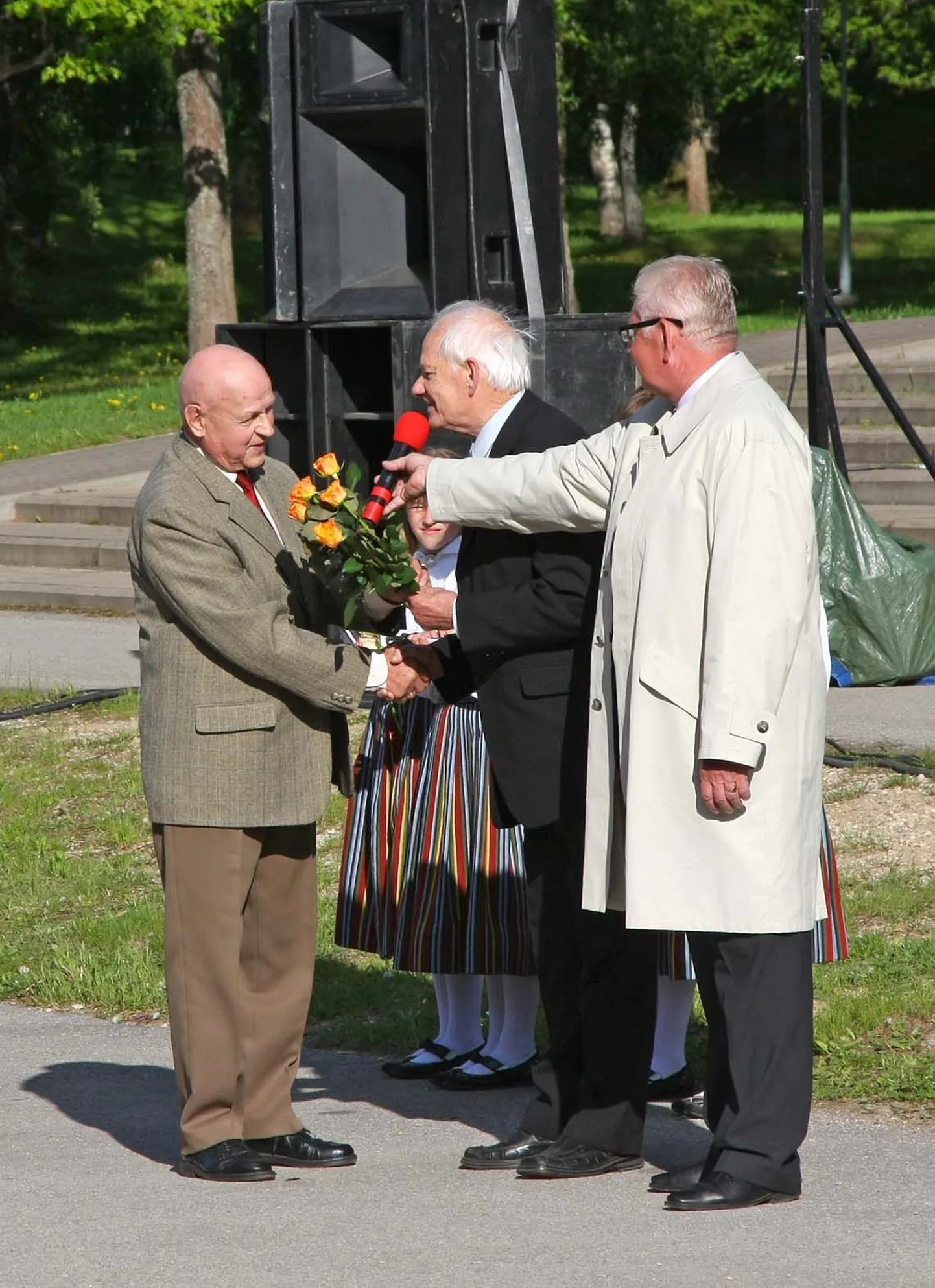 Fotomeenutus 2011. aastast. Vikki Pennoneni (vasakul) tänavad Aleks Raja ja Raimond Luts.