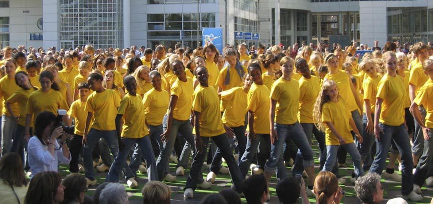 Lisaks õpitubadele ja esinemiste jälgimisele said eestlased Haagis tunnistajaks olla Guinnessi rekordile, kus 475 noort tantsis korraga puukingatantsu.