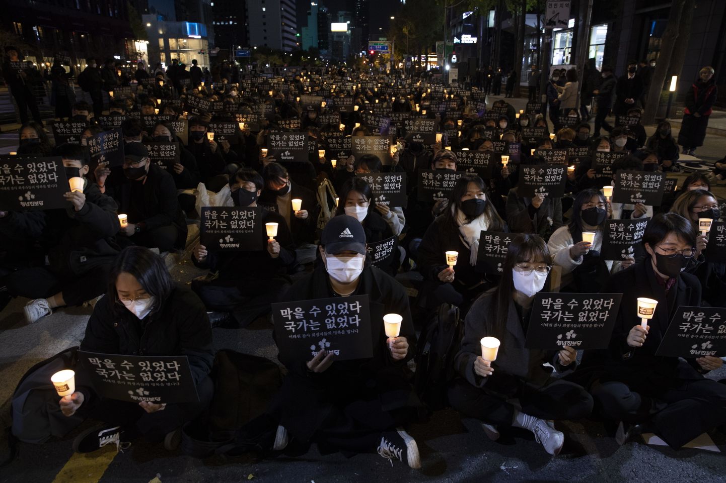 156 inimelu nõudnud halloweenirüselust kogunes Souli mälestama umbes 20 000 inimest, kes nõudsid valitsuse vastutusele võtmist. 5. november 2022.