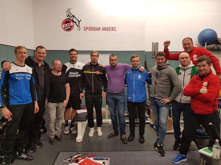 Pärnu jalgpalliklubi Poseidon noortetreener Joonas Einfeldt (vasakult sitsmes) külastas koos kolleegidega Saksamaal teiste hulgas ka FC Kölni jalgpalliakadeemiat.